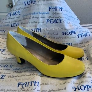 New! Women’s Size 12W canary yellow Array pumps!